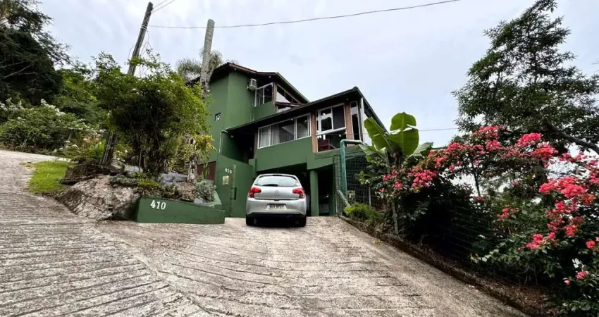 Vista Mar, 699m² de terreno, 2 quartos e ótima localização - À venda na Armação do Pântano do Sul.