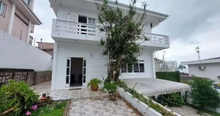 Locação em coqueiros! casa com 4 suítes, churrasqueira e 5 vagas de garagem.