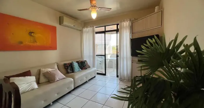 À venda na Praia de Canasvieiras! Semi mobiliado, 2 quartos, sacada e 1 vaga de garagem.
