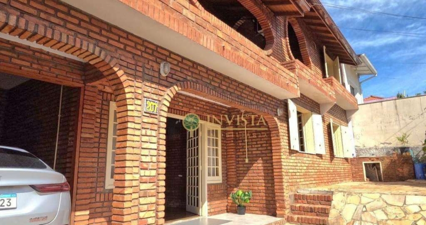 À venda | 151m², 4 quartos, sala com lareira, churrasqueira e 2 vagas de garagem - Coqueiros, em Florianópolis.