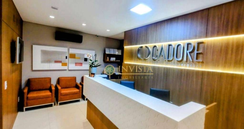Sala comercial com 125m², 2 vagas e 3 banheiros - À venda no Centro de Florianópolis.