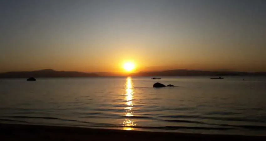 À venda | 288 m², pé na areia, frente mar, 2 quartos e 4 vagas de garagem - cacupé, em florianópolis.