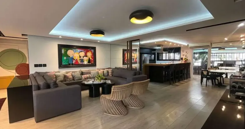Locação | 325 m², Mobiliado, 4 quartos (2 suítes) e 3 vagas de garagem - Centro, em Florianópolis.