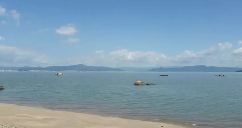 À venda | 288 m², pé na areia, frente mar, 2 quartos e 4 vagas de garagem - cacupé, em florianópolis.