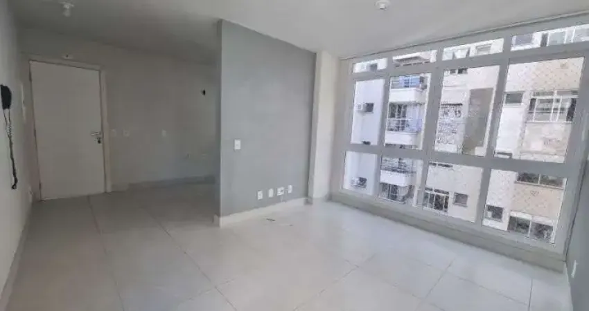 À venda no centro de florianópolis! 2 quartos, andar alto e 2 vagas de garagem.