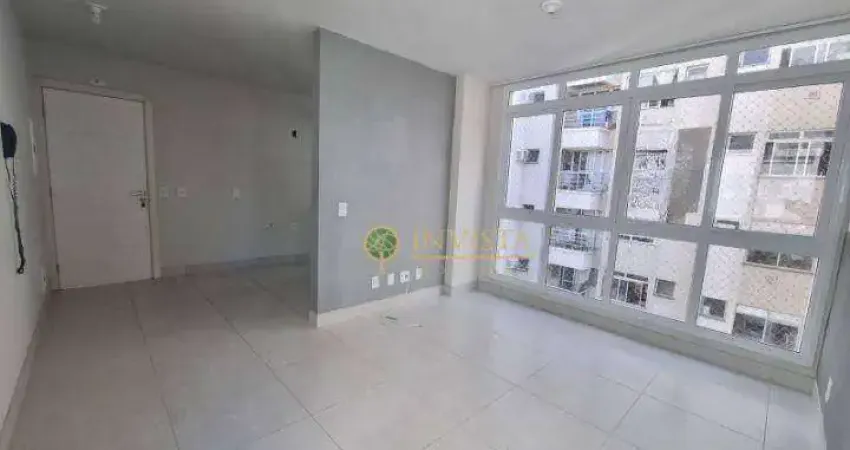 À venda no centro de florianópolis! 2 quartos, andar alto e 2 vagas de garagem.