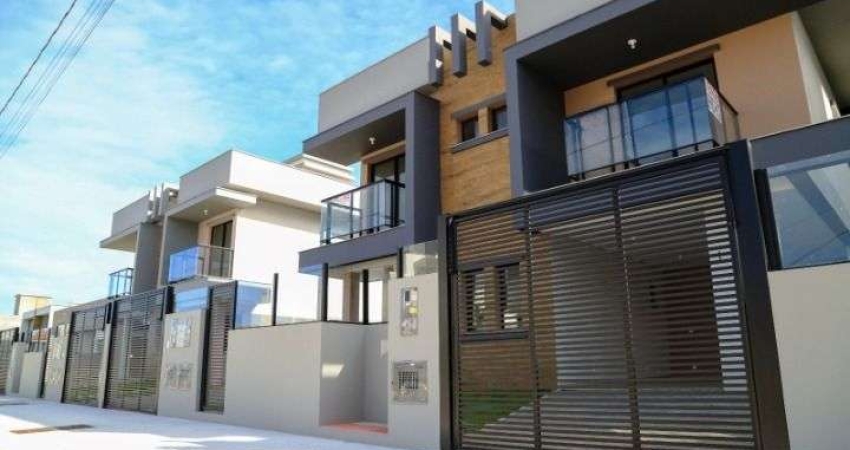 Casa com 3 quartos, área gourmet com churrasqueira e 2 vagas de garagem - À venda na Praia do Campeche.