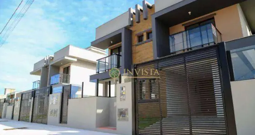 Casa com 3 quartos, área gourmet com churrasqueira e 2 vagas de garagem - à venda na praia do campeche.