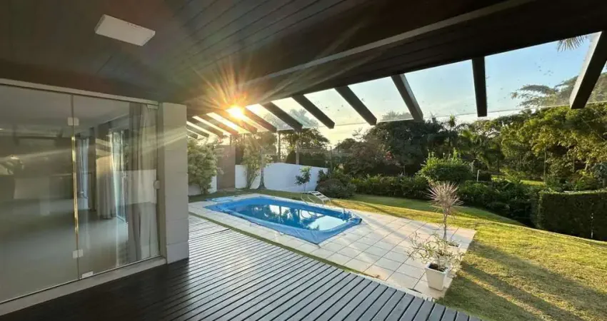 Locação em condomínio fechado no bairro Cacupé! Alto Padrão, Piscina privativa e 4 quartos.
