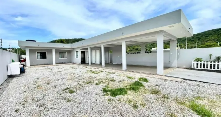 Casa com 160m², 2 quartos e 3 vagas de garagem - À venda no bairro Forquilhas.