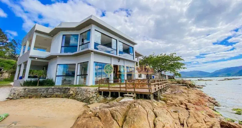 À venda | Frente Mar, 5 quartos, Pé na Areia, 450m² e 2 vagas de garagem - Guaporanga, Biguaçu.