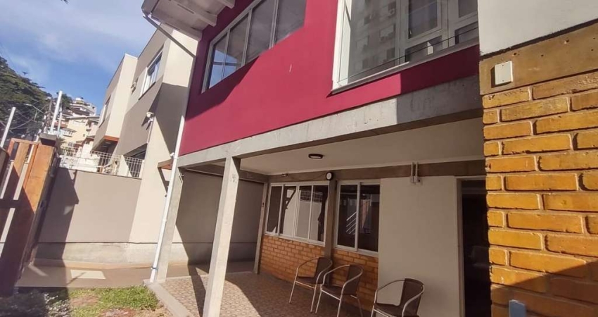 À venda | 362 m², 4 quartos (2 suítes), 2 vagas de garagem – Próximo ao McDonald's na Agronômica, Florianópolis
