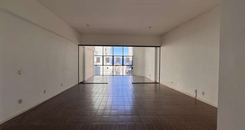 À venda | Sala comercial com 73 m² e 1 vaga de garagem - Centro, em Florianópolis.