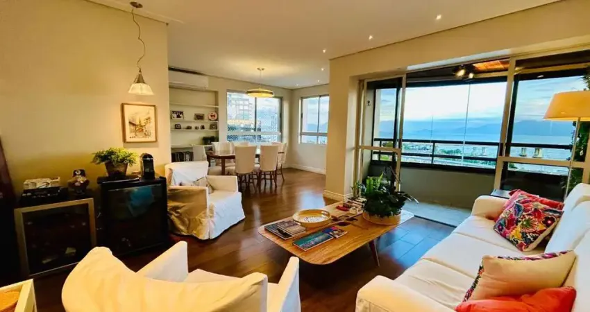 À venda | 142 m², vista mar, mobiliado, 3 quartos e 2 vagas – Próximo ao Top Market e ao Parque da Luz, no Centro de Florianópolis.