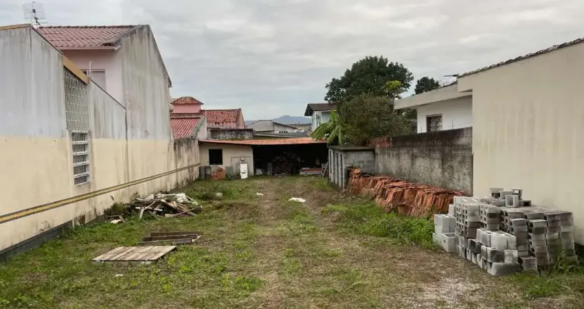 À venda | Terreno com 360 m² - Barreiros, em São José.