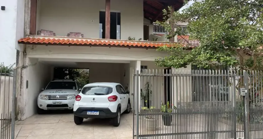 À venda | 213 m², 4 quartos, edícula e 4 vagas - Balneário do Estreito.