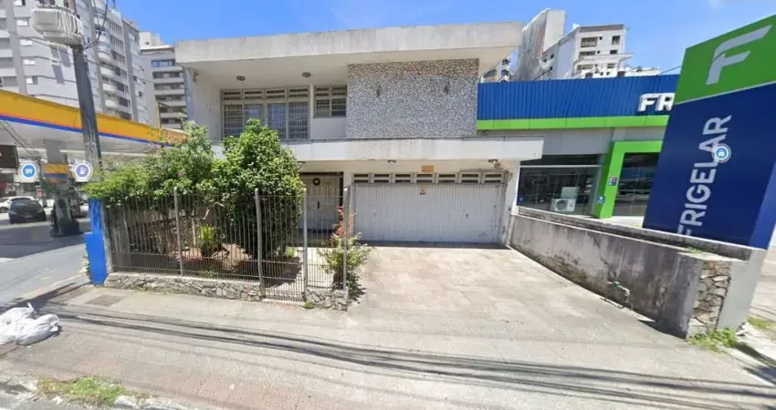 À venda | casa comercial com 450 m² e 4 vagas de garagem - avenida mauro ramos, centro de florianópolis.