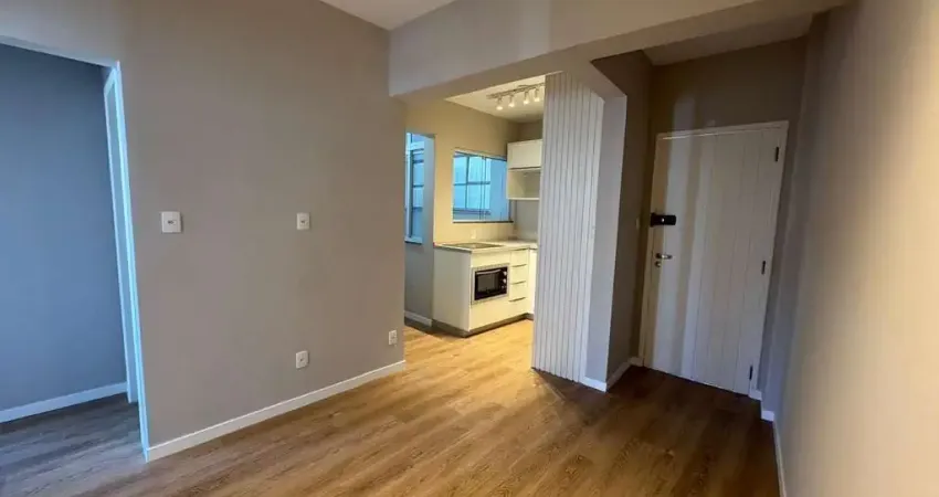 À venda | 47 m², mobiliado, 2 quartos, vista mar e andar alto - centro, próximo ao top market.