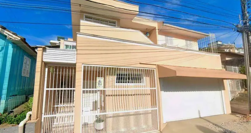 À venda | 220 m², Vista Mar, 2 pavimentos, 6 quartos e 2 vagas - Estreito, em Florianópolis.