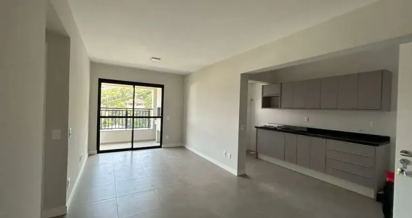 Locação | 74 m², semi mobiliado, sacada com churrasqueira, 2 quartos e 1 vaga de garagem - saco grande, em florianópolis.