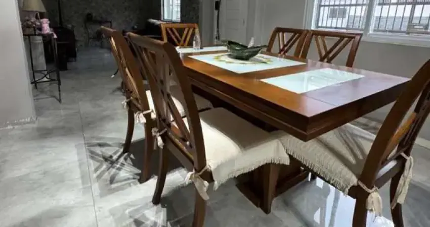 Á Venda | 300m² de área total, 4 quartos, edícula com churrasqueira - Bairro Estreito, em Florianópolis!