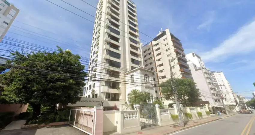 Semi mobiliado, 3 quartos sendo 1 suíte, 1 vaga de garagem - á venda no centro de florianópolis