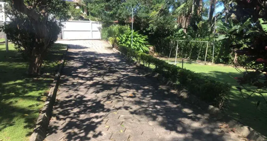 À venda | 5632 m², 4 quartos (todos suítes), piscina e 4 vagas - sambaqui, em florianópolis.