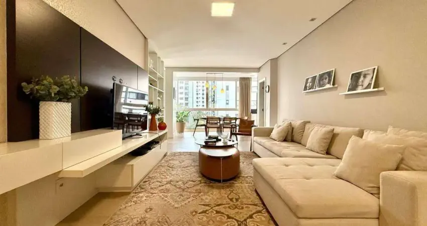 Apartamento com 3 quartos à venda no centro de florianópolis, mobiliado e decorado, sacada com churrasqueira e 2 vagas.