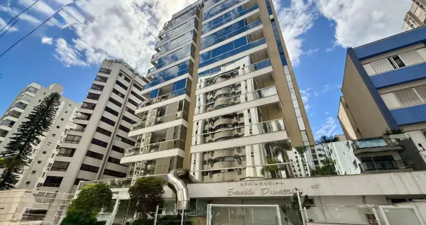 Apartamento com 3 quartos no Centro de Florianópolis! Mobiliado e Decorado, Sacada com Churrasqueira e 2 vagas - Próximo ao Colégio Catarinense.