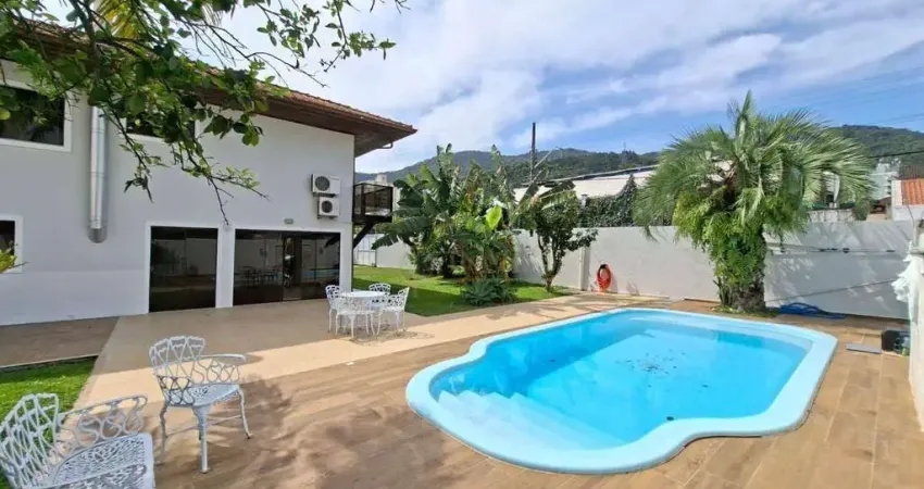 Locação | casa de 5 quartos, 319 m², piscina, sacada, varanda gourmet e 2 vagas - itacorubi, em florianópolis.