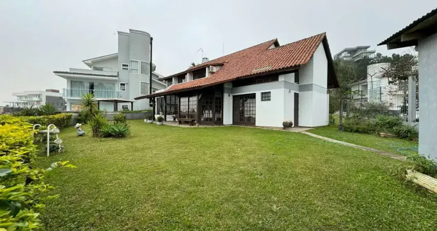 À venda no Bosque das Mansões! Alto padrão, suíte master com closet e hidromassagem, 4 quartos e 4 vagas em Condomínio Fechado.