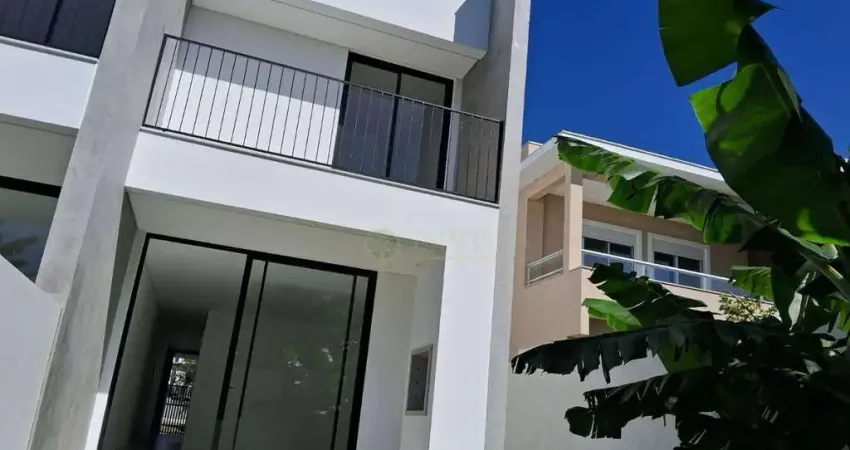 Casa com 3 quartos à venda em Florianópolis, Varanda com Churrasqueira e 2 vagas.