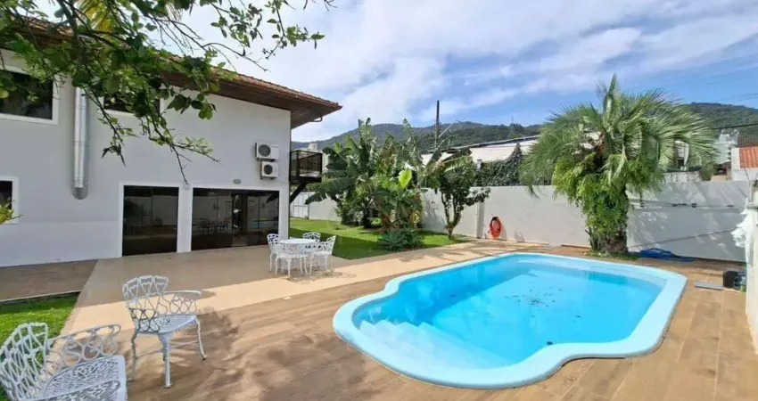 Casa com 5 quartos à venda em florianópolis, 319 m², piscina, sacada, varanda gourmet e 2 vagas - bairro itacorubi,