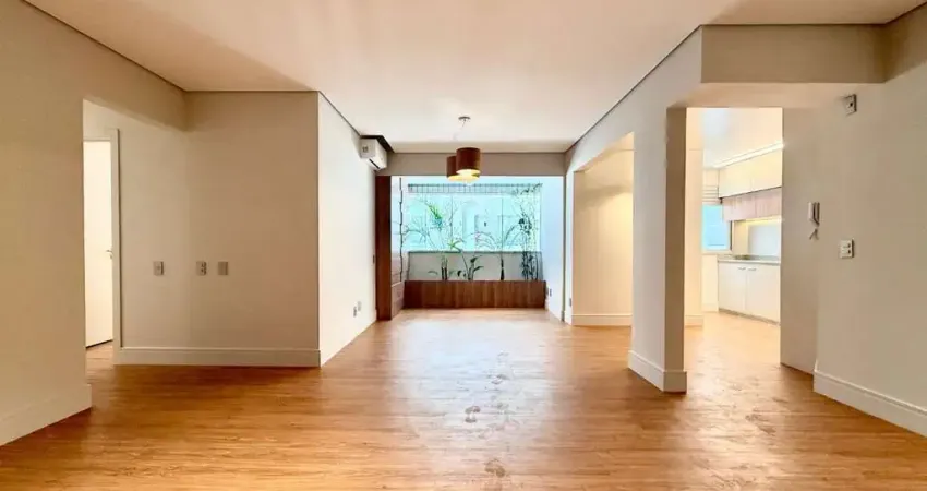 Apartamento com 3 quartos para alugar em florianópolis! semi mobiliado, reformado e 2 vagas - rua esteves junior, bairro centro.