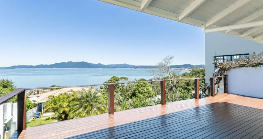 Casa com 3 quartos em florianópolis! deck vista mar, mobiliado e 8 vagas de garagem - bairro josé mendes.