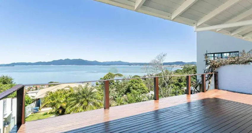 Casa com 3 quartos em Florianópolis! Deck Vista Mar, Mobiliado e 8 vagas de garagem - Bairro José Mendes.