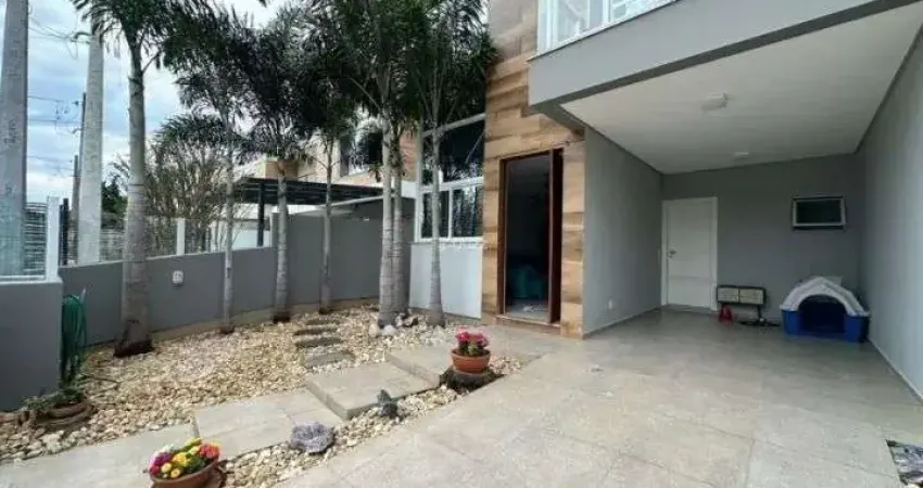 Casa com 4 quartos em Florianópolis! Churrasqueira e 2 vagas - Praia do Campeche.