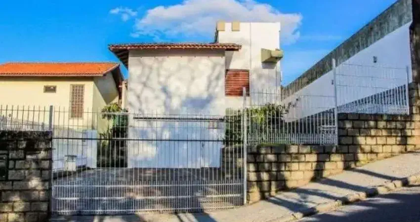 Casa com 6 quartos em florianópolis! academia, churrasqueira e 3 vagas - bairro trindade, próximo à ufsc.