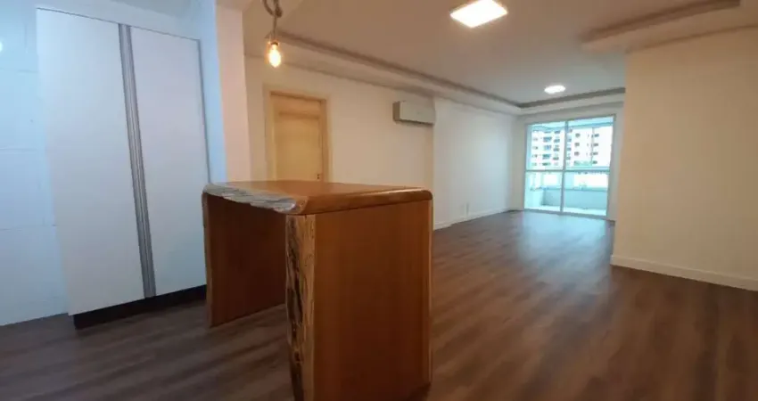 Apartamento com 3 quartos para alugar em florianópolis! semi mobiliado, sacada com churrasqueira e 2 vagas - bairro estreito.