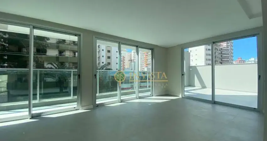 Novo com terraço privativo, 3 quartos e 2 vagas à venda no centro de florianópolis.