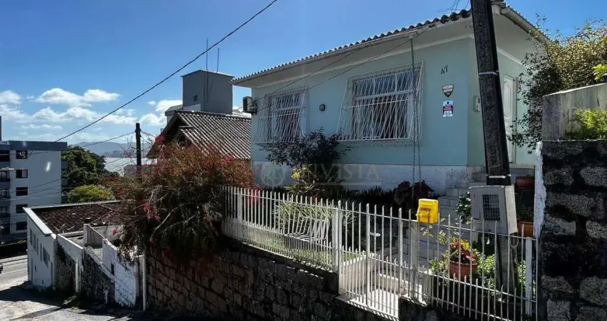 Casa com 3 quartos à venda em Florianópolis! Vista Mar, Semi Mobiliado e 1 vaga de garagem - Bairro Estreito.