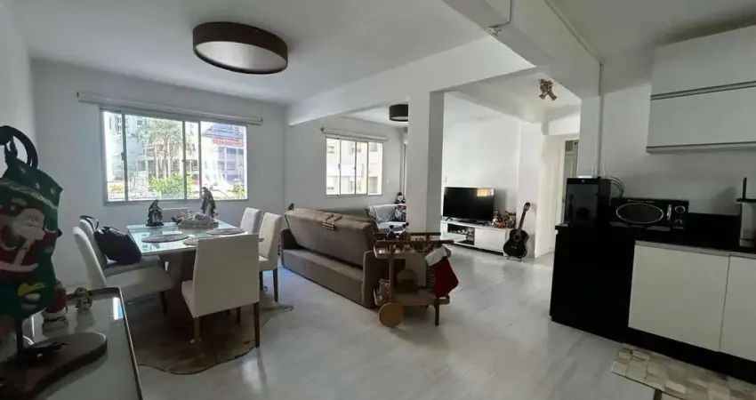 Apartamento com 2 quartos à venda em Florianópolis! Semi Mobiliado e 1 vaga de garagem - Bairro Centro.