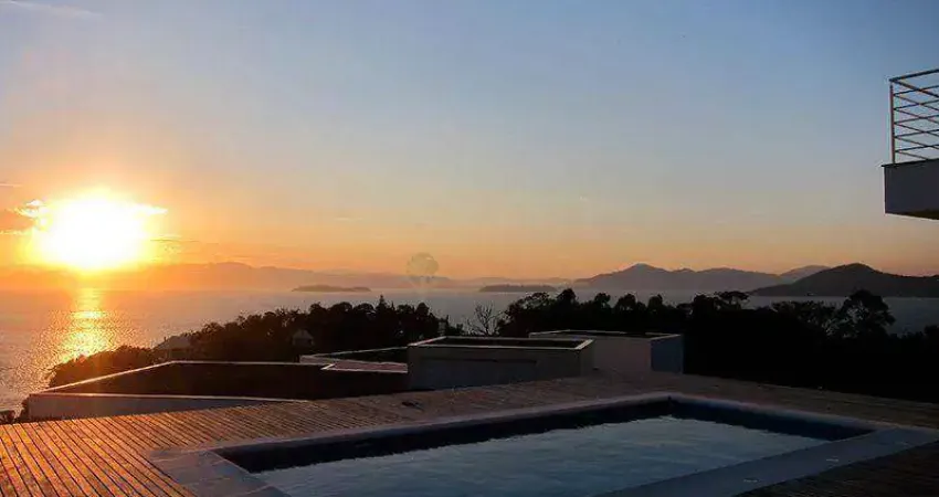 Casa em condomínio Fechado para Alugar em Florianópolis/SC! Piscina, Vista Mar, 4 suítes e 5 vagas - Bairro Cacupé.