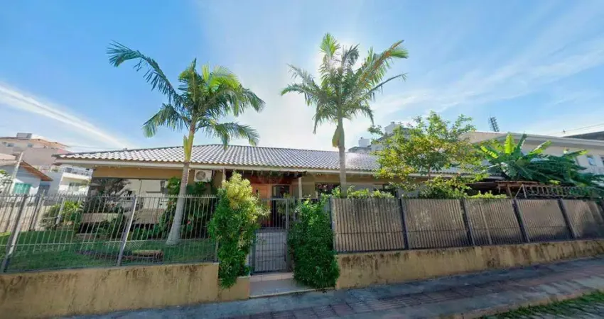 Casa com 3 quartos à venda em Florianópolis/SC! Piscina Privativa, churrasqueira e 2 vagas - Bairro Estreito.