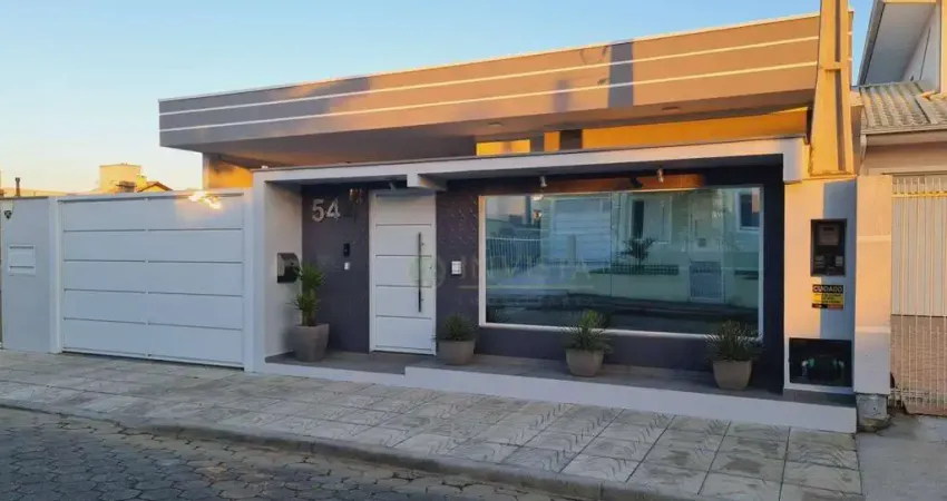 Casa de alto padrão com piscina à venda em florianópolis/sc!