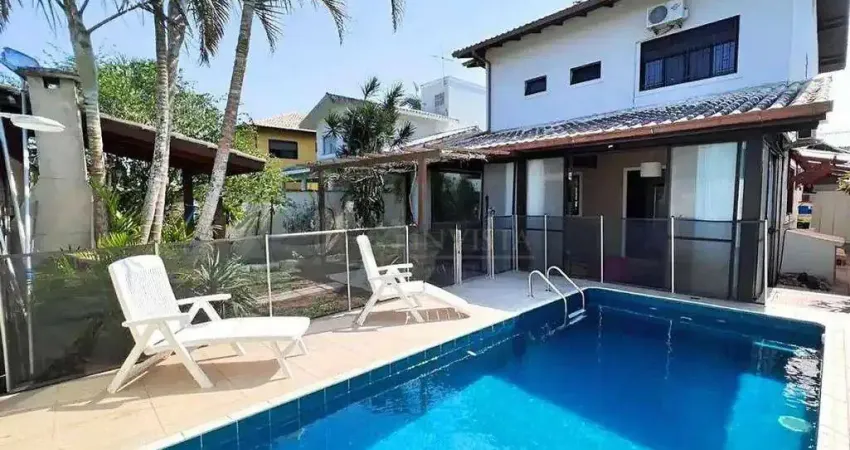 Casa com piscina e 5 quartos em condomínio fechado - Bairro Campeche, em Florianópolis/SC.