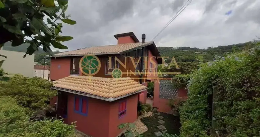 À venda | 170m², 4 quartos, vista para as montanhas, varanda e 3 vagas de garagem - Lagoa da Conceição, em Florianópolis.
