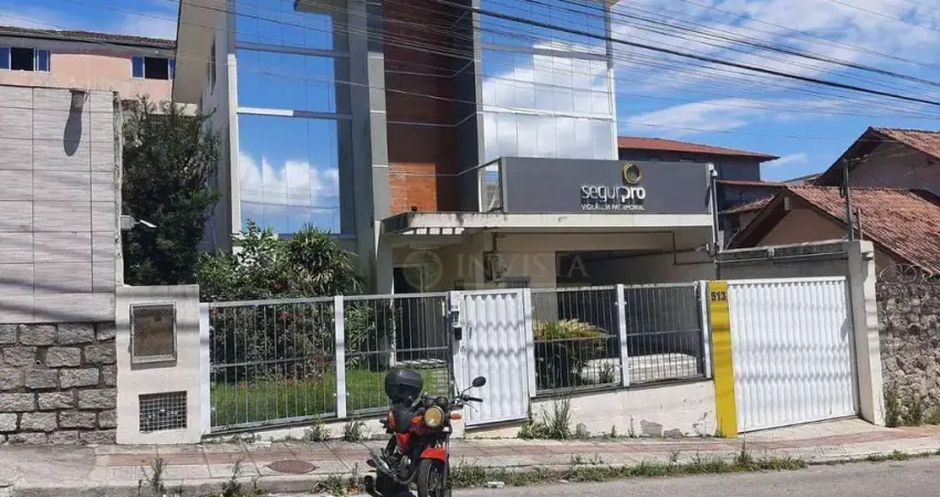 Casa com Viabilidade Comercial e Residencial à venda em Florianópolis/SC.