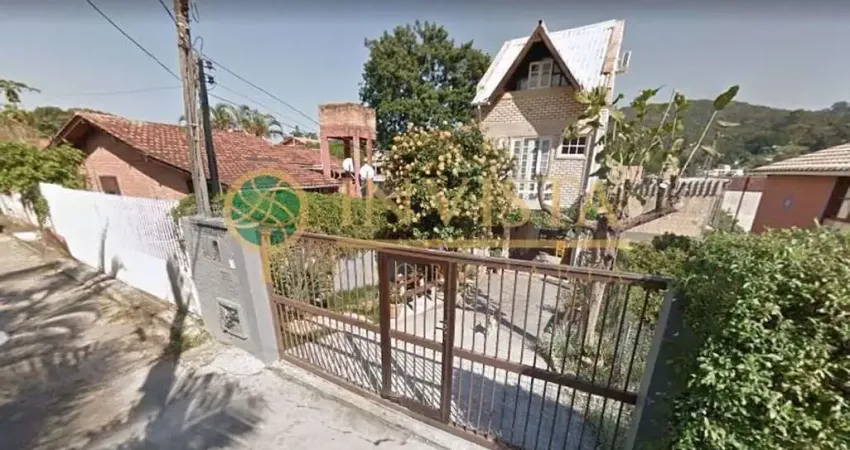 À venda | 117m² de área construída, 3 pavimentos, 2 quartos e área externa - lagoa da conceição, em florianópolis.