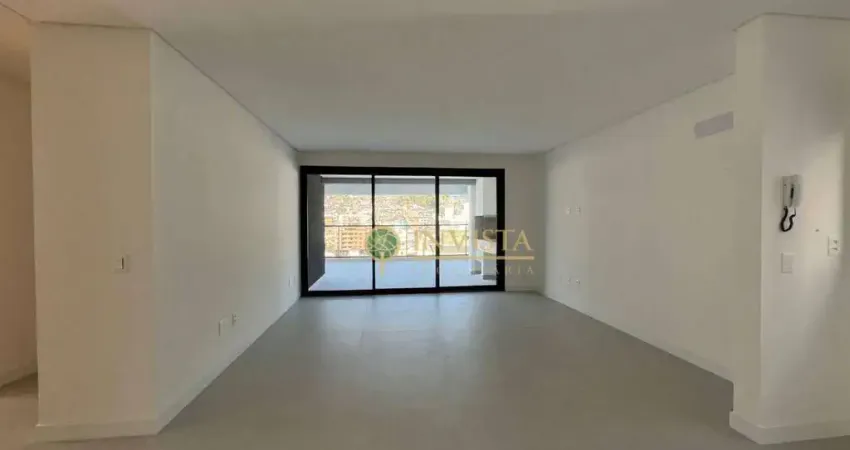 À venda no Centro de Florianópolis! Terraço privativo com churrasqueira, andar alto e 3 quartos.